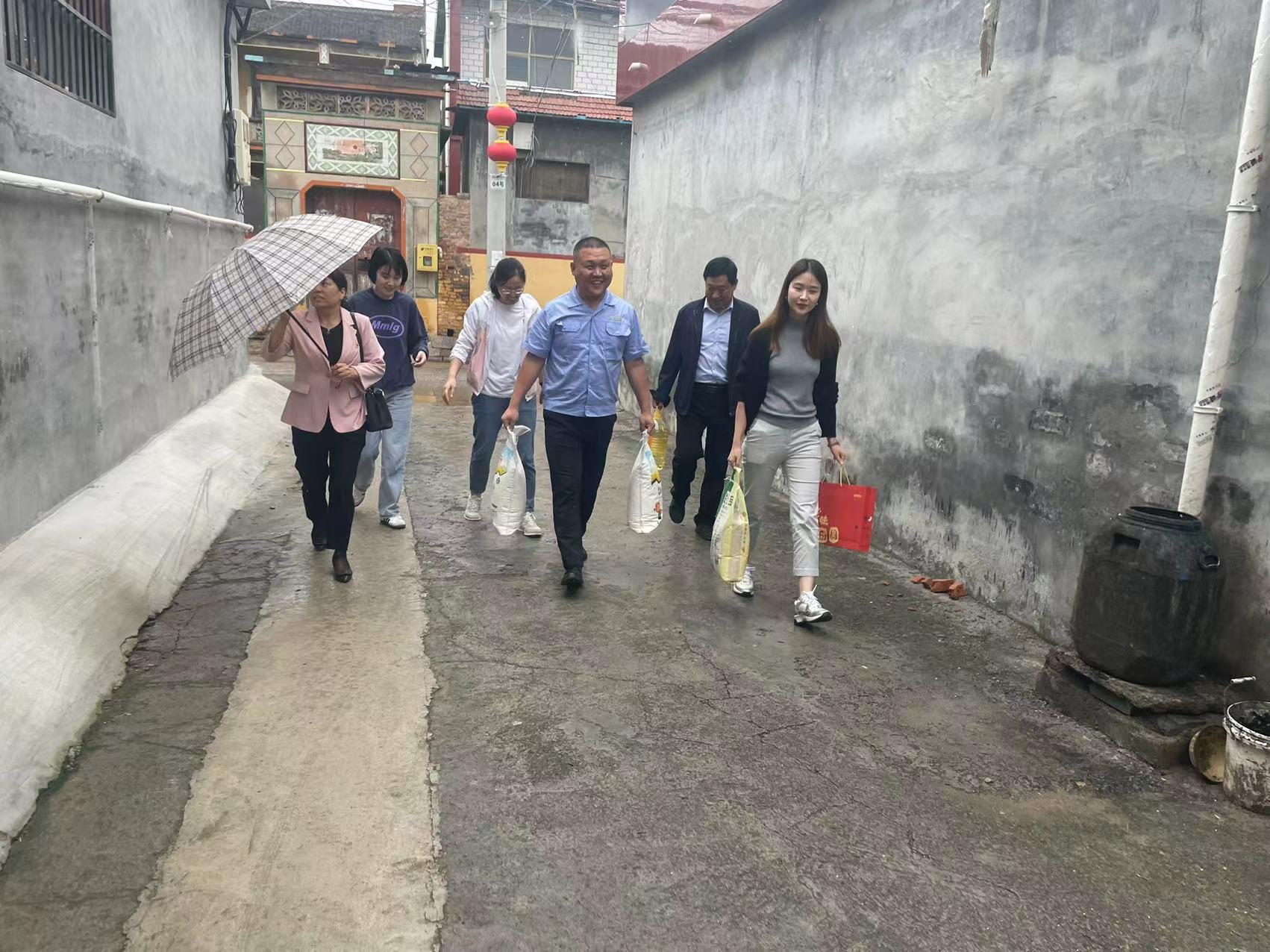 慶雙節(jié)不忘困難職工、送糧油傳遞支部關(guān)愛